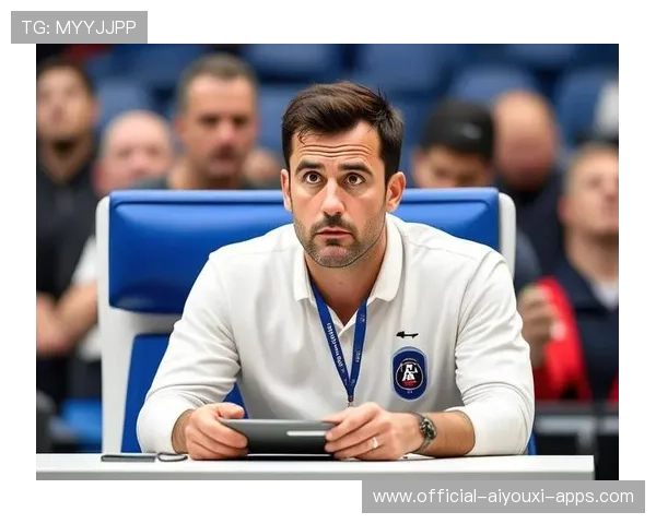 足球主裁不满球员抱怨直接掏牌