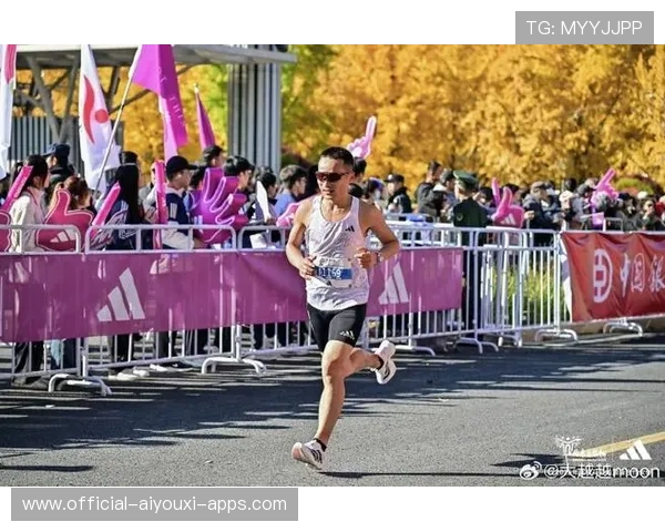 马拉松史上首次突破纪录的奇迹：三人同步破纪录，历史为之震撼