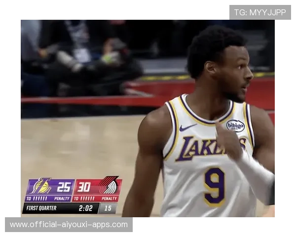 湖人对热火首节天赐演出：海斯神准三分，布朗尼空接暴扣燃爆全场