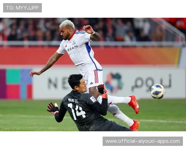 王大雷扑出克雷桑点球点附近劲射